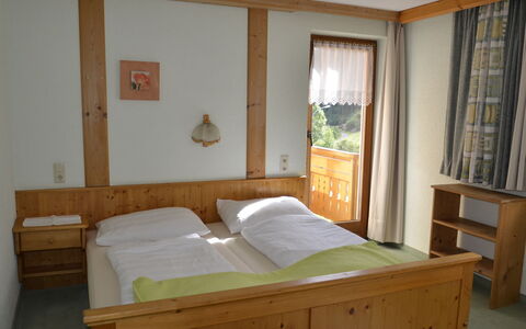 Kappl 829: Möbel, Eigentum, Komfort, Holz, Bettrahmen, Gebäude, Vorhang, Interior Design, Bett, Schatten