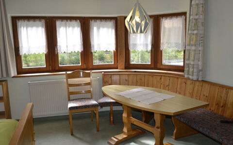 Kappl 829: Eigentum, Möbel, Fenster, Tabelle, Holz, Pflanze, Stuhl, Interior Design, Schatten