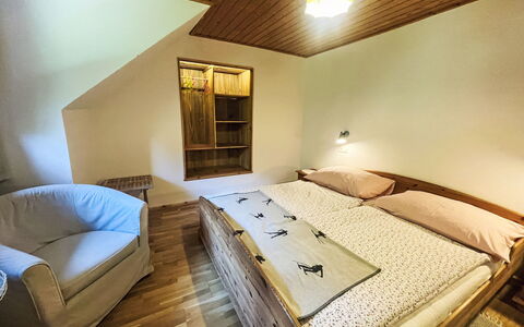 Knaushof: Schlafzimmer, Holz, Bett, Fussboden, Interior Design, Flooring, Decke, Bettdecke, Bedding, Bettrahmen