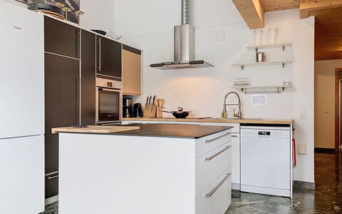 Les Cimes: Küche, Küchengerät, Countertop, Flooring, Cabinetry, Möbel, Interior Design, Major Appliance, Holz, Fussboden