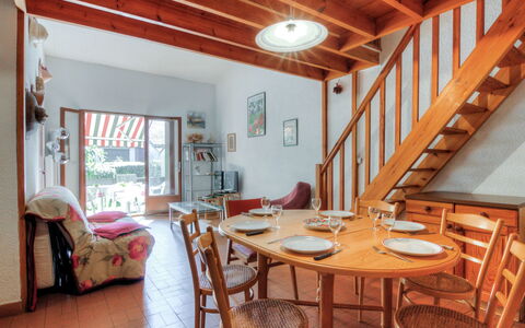 Juncades: Zimmer, Eigentum, Gebäude, Möbel, Decke, Haus, Interior Design, Grundeigentum, Zuhause, Dachgeschoss