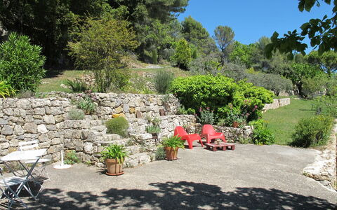 Le Cabanon: Vegetation, Strauch, Frühling, Hütte, Garten, Schatten, Hinterhof, Garten, Stuhl