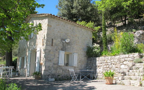 Le Cabanon: Vegetation, Strauch, Frühling, Hütte, Garten, Schatten, Hinterhof, Garten, Stuhl