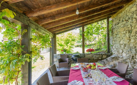 Meri (Vna225): Pflanze, Eigentum, Tabelle, Möbel, Schatten, Interior Design, Stuhl, Tischdecke, Gartenmöbel, Gebäude