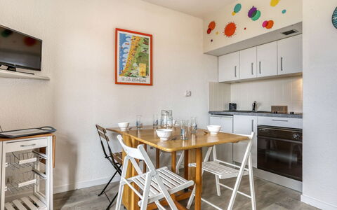 Trinquart: Zimmer, Eigentum, Möbel, Gebäude, Tabelle, Interior Design, Haus, Grundeigentum, Fussboden, Esszimmer