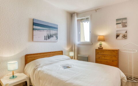 Trinquart: Schlafzimmer, Möbel, Bett, Zimmer, Bettdecke, Eigentum, Bettrahmen, Bedding, Wand, Interior Design