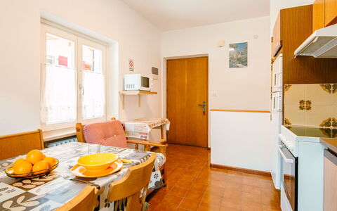 Pederiva (Sof740): Tabelle, Eigentum, Möbel, Cabinetry, Holz, Stuhl, Orange, Interior Design, Gebäude, Tür
