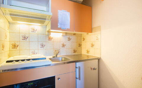 Douc: Zimmer, Eigentum, Küche, Cabinetry, Möbel, Interior Design, Fliese, Gelb, Orange, Gebäude