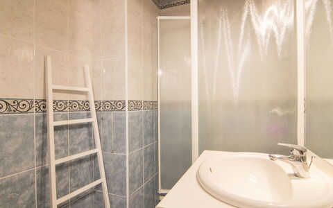 Douc: Badezimmer, Eigentum, Fliese, Zimmer, Interior Design, Wand, Grundeigentum, Armatur, Badewanne, Die Architektur