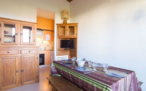 Douc: Möbel, Zimmer, Eigentum, Bett, Schlafzimmer, Interior Design, Gebäude, Fussboden, Decke, Wand