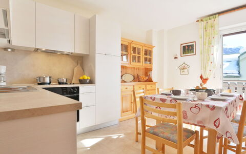 Ghetta: Cabinetry, Möbel, Fenster, Countertop, Küche, Holz, Stuhl, Bilderrahmen, Tabelle, Interior Design