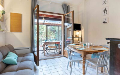 Plage Sud 190.3: Möbel, Tabelle, Eigentum, Azurblau, Stuhl, Holz, Interior Design, Fussboden, Flooring, Wohnzimmer