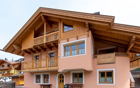 Soraga di Fassa 664: Gebäude, Himmel, Fenster, Holz, Nachbarschaft, Wohngebiet, Haus, Fassade, Grundeigentum, Dach
