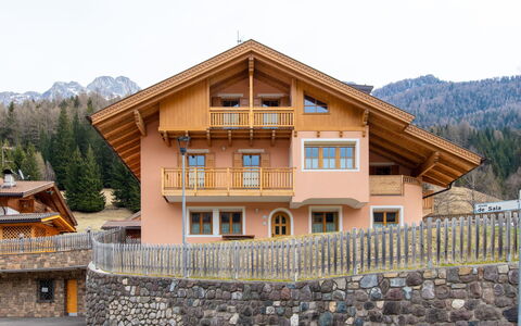 Soraga di Fassa 664: Haus, Zuhause, Dach, Hütte, Gebirge, Balkon, Senke, Dorf, Estate, Farbe