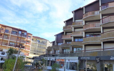 Capbreton 200: Himmel, Gebäude, Wolke, Pflanze, Eigentum, Fenster, Tower Block, Urban Design, Eigentumswohnung, Wand