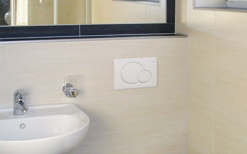 Sölden 730: Badezimmer, Eigentum, Zimmer, Zapfhahn, Toilette, Armatur, Wand, Bad Sink, Interior Design, Badezimmerschrank