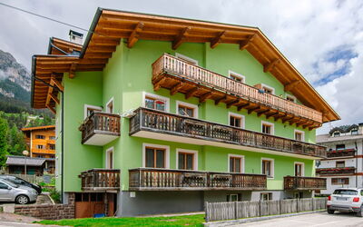 Pozza di Fassa 653: Gebäude, Rad, Eigentum, Himmel, Wolke, Fenster, Fahrzeug, Auto, Urban Design