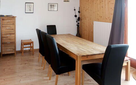 Thyon-Les Collons 626: Zimmer, Möbel, Eigentum, Fussboden, Esszimmer, Tabelle, Hartholz, Holz, Interior Design, Stuhl