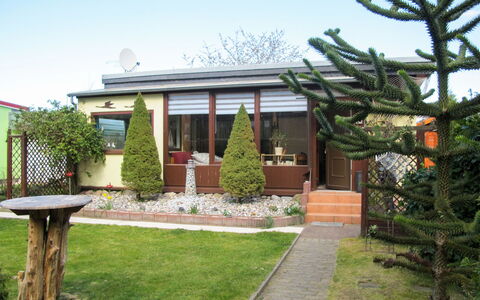 Karli: Eigentum, Zuhause, Haus, Grundeigentum, Gebäude, Garten, Hinterhof, Wohngebiet, Dach, Hütte