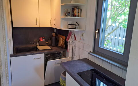 Karli: Cabinetry, Eigentum, Countertop, Herd, Fenster, Küchengerät, Gasherd, Küche, Interior Design, Holz