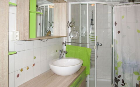 Karli: Badezimmer, Zimmer, Eigentum, Fliese, Armatur, Interior Design, Fussboden, Die Architektur, Haus, Gebäude