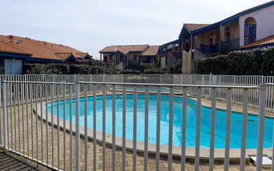 Capbreton 750: Wasser, Himmel, Gebäude, Fenster, Schwimmbad, Azurblau, Zaun, Wolke, Gewässer, Haus