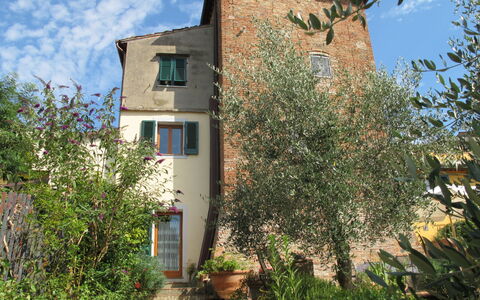 Torre di Meo: Himmel, Pflanze, Eigentum, Gebäude, Fenster, Wolke, Blume, Blumentopf, Fassade