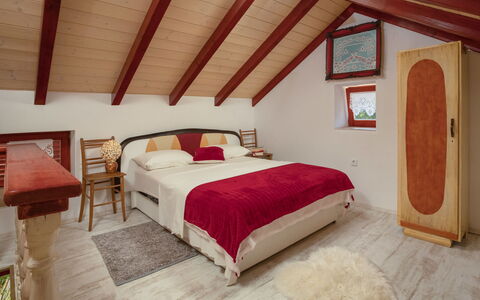 Maria: Schlafzimmer, Bett, Zimmer, Möbel, Eigentum, Bettrahmen, Interior Design, Decke, Dachboden, Gebäude
