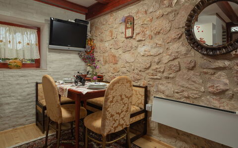 Maria: Zimmer, Eigentum, Interior Design, Wand, Möbel, Gebäude, Hintergrund, Wohnzimmer, Tabelle, Esszimmer