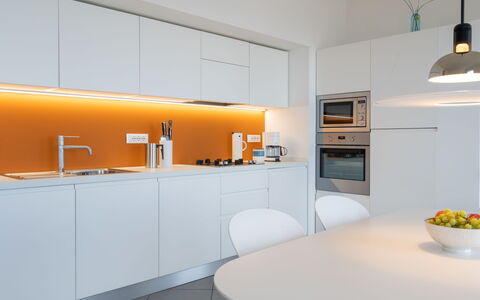 Terre Bianche: Zimmer, Countertop, Eigentum, Interior Design, Möbel, Küche, Gelb, Cabinetry, Orange, Haus