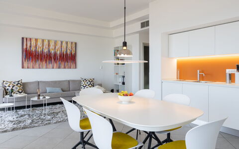 Terre Bianche: Zimmer, Esszimmer, Interior Design, Möbel, Gelb, Eigentum, Tabelle, Gebäude, Haus, Decke