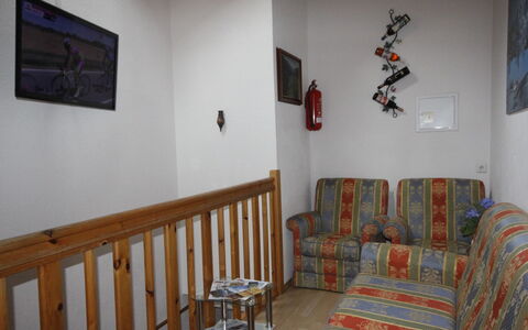Alpenglühen: Bilderrahmen, Eigentum, Möbel, Couch, Holz, Interior Design, Fussboden, Flooring, Wand, Kunst