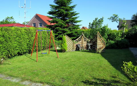 Lilly: Grün, Baum, Gras, Haus, Grundstueck, Strauch, Rasen, Pflanze, Gehölz, Zuhause