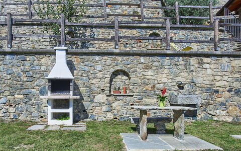 Residenza la Sassicaia: Pflanze, Gebäude, Fenster, Baum, Gras, Holz, Tür, Wand, Hütte, Backstein