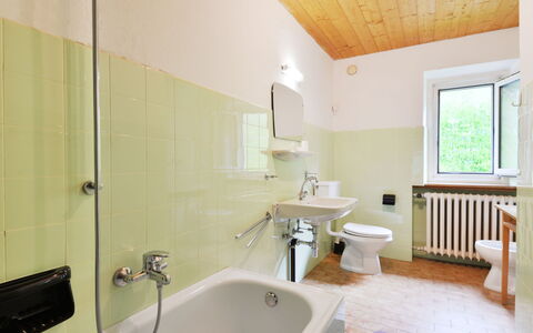 Puntea: Badezimmer, Zimmer, Eigentum, Interior Design, Badewanne, Gebäude, Fussboden, Haus, Die Architektur, Wand