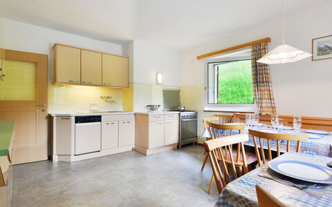 Puntea: Zimmer, Eigentum, Möbel, Gebäude, Interior Design, Gelb, Haus, Fussboden, Grundeigentum, Küche