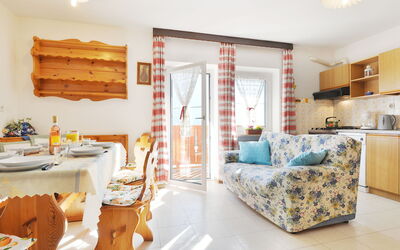Vigo Di Fassa 644: Möbel, Eigentum, Gebäude, Azurblau, Tabelle, Orange, Holz, Interior Design, Dekoration, Beleuchtung
