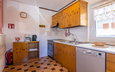 Cesa Micheluzzi (Czi712): Holz, Flooring, Fussboden, Major Appliance, Küche, Wohnung, Cabinetry, Zimmer, Countertop, Küchengerät