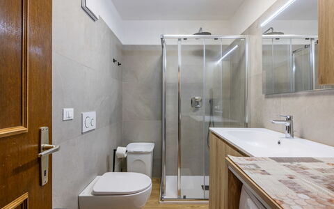 Cesa Micheluzzi (Czi712): Flooring, Armatur, Fussboden, Badezimmer, Sinken, Interior Design, Holz, Zapfhahn, Bad Sink, Toilette