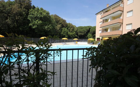 Rosolina Mare 621: Wasser, Himmel, Pflanze, Gebäude, Fenster, Schwimmbad, Baum, Zaun, Rechteck, Grundeigentum
