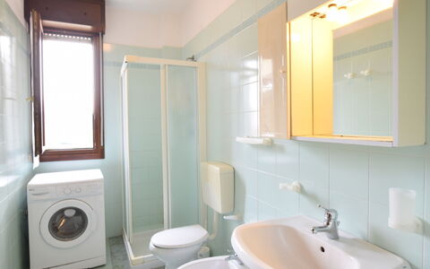 Rosolina Mare 621: Wäschekammer, Armatur, Sinken, Zapfhahn, Badezimmerschrank, Bad Sink, Spiegel, Azurblau, Badezimmer, Fenster
