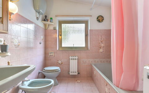 Al Tramonto: Armatur, Eigentum, Spiegel, Sinken, Gebäude, Zapfhahn, Bad Sink, Badezimmer, Lila, Interior Design