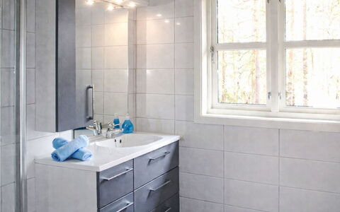 Risdalbu: Armatur, Interior Design, Flooring, Sinken, Badezimmer, Bad Sink, Badezimmerschrank, Fussboden, Zapfhahn, Installation