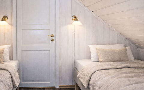 Risdalbu: Flooring, Fussboden, Wand, Holz, Interior Design, Schlafzimmer, Decke, Zimmer, Bett, Beleuchtung