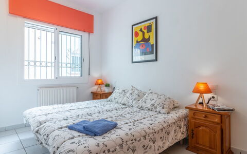 Green House: Schlafzimmer, Bett, Möbel, Zimmer, Eigentum, Bettdecke, Bettrahmen, Orange, Interior Design, Bedding