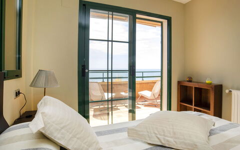 Altea 763: Schlafzimmer, Möbel, Zimmer, Bett, Eigentum, Bettrahmen, Interior Design, Matratze, Bettdecke, Tür