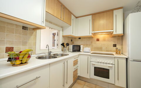 Altea 763: Countertop, Eigentum, Zimmer, Küche, Cabinetry, Möbel, Gelb, Interior Design, Gebäude, Grundeigentum