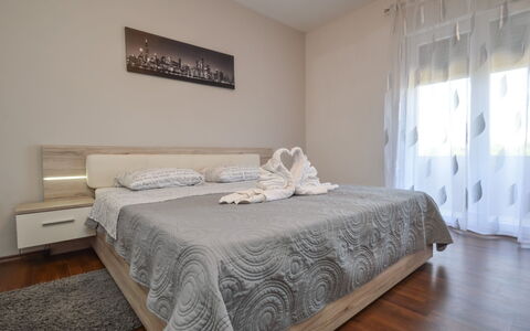 Stipe: Schlafzimmer, Möbel, Bett, Zimmer, Eigentum, Bettdecke, Bedding, Bettrahmen, Interior Design, Wand