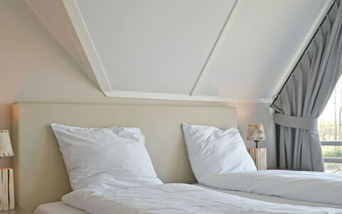 Oesterdam Resort: Möbel, Schlafzimmer, Zimmer, Bett, Eigentum, Decke, Bettrahmen, Wand, Interior Design, Bedding