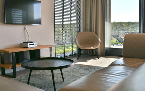 Oesterdam Resort: Zimmer, Möbel, Interior Design, Eigentum, Fensterabdeckung, Tabelle, Gebäude, Fensterbehandlung, Fussboden, Stuhl